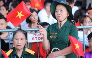 Các cựu chiến binh xúc động chờ đón diễu binh, diễu hành