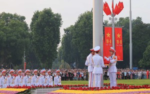 Hàng nghìn người dân tham dự Lễ Thượng cờ tại Quảng trường Ba Đình