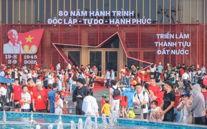 Hình ảnh người dân di chuyển sớm đến tham quan Trung tâm triển lãm Việt Nam