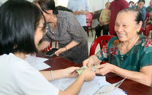 Người dân Quảng Trị phấn khởi nhận quà dịp Quốc khánh 2/9