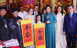 Phu nhân Ngô Phương Ly và Phu nhân Lis Cuesta Peraza thưởng thức múa rối nước, tham quan Đền Ngọc Sơn