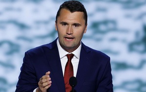 Thủ lĩnh phong trào thanh niên bảo thủ nổi tiếng của Mỹ bị ám sát trước đám đông