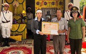 Truy tặng Huân chương Bảo vệ Tổ quốc Hạng Ba cho Liệt sĩ Nguyễn Đông Cánh