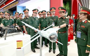 Đại tướng Phan Văn Giang thăm khu trưng bày Quân đội: Trình diễn 3D mapping, VR và khí tài ngoài trời