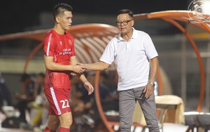 HLV Lê Huỳnh Đức bảo vệ Tiến Linh