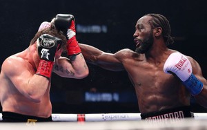 Giành danh hiệu lịch sử, võ sĩ 37 tuổi trở thành nhà vô địch tuyệt đối 3 hạng cân và nhận hơn 260 tỷ tiền thưởng