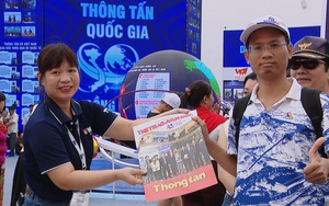 Độc giả hào hứng xếp hàng nhận báo Thể thao & Văn hóa tại triển lãm A80