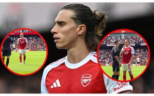 Hài hước hình ảnh trọng tài dạy ngôi sao Arsenal cách ném biên