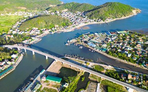 Vẻ đẹp cuốn hút của cầu Lạch Quèn bắc qua cửa biển