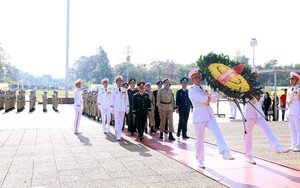 Đội Công binh số 4 vào Lăng viếng Bác và đặt hoa tưởng niệm các Anh hùng liệt sĩ