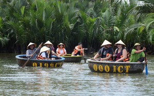 "Mỏ vàng” của du lịch miền Trung: “Cửa ngõ” phô diễn văn hóa dân tộc ra thế giới