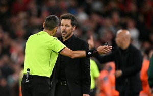 HLV Diego Simeone bị đuổi vì đôi co với CĐV ở trận thua Liverpool