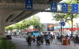 Hà Nội: Xe máy đi vào làn xe ô tô trên đường Phạm Văn Đồng gây mất an toàn giao thông