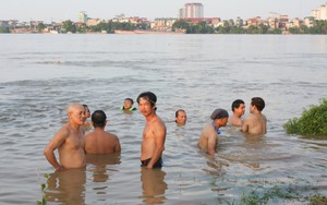 Cuộc sống sau ống kính: "Bơi sông" trên từng cây số