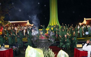 Sâu lắng chương trình “Lời tri ân - Dòng sông hoa lửa”