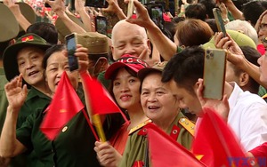 Người dân xúc động khi chứng kiến lễ diễu binh diễu hành