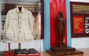 Người trẻ xúc động, tự hào tham quan Di tích lịch sử Đền thờ Bác Hồ