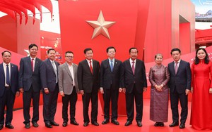 Tổng Bí thư, Chủ tịch nước Lào và Chủ tịch Đảng Nhân dân, Chủ tịch Thượng viện Campuchia tham quan Triển lãm thành tựu đất nước