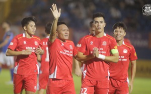 HLV Lê Huỳnh Đức và Tiến Linh đưa 'biểu tượng' Công an TP.HCM trở lại