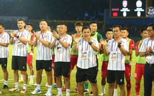 
HLV Lê Huỳnh Đức và Anh Đức cùng khen Tiến Linh