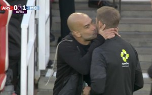 Pep Guardiola gây sốc với hành động 'hôn' trọng tài trong trận Arsenal vs Man City