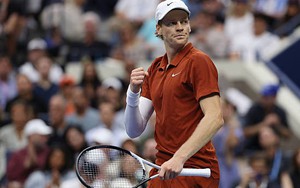 Jannik Sinner ra quyết định quan trọng để tránh nguy cơ bị tụt lại trong cuộc đua danh hiệu với Carlos Alcaraz