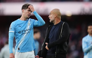 Khi Pep cũng phải 'dựng xe bus' ở Man City