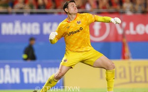 HLV Vũ Hồng Việt khen thủ môn Văn Lâm xuất sắc