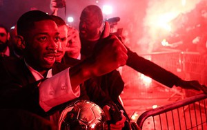 Dembele mang Quả bóng Vàng ra ăn mừng với CĐV PSG, được khen ngợi ‘xứng đáng 100 lần’