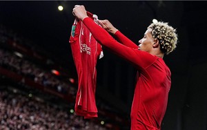 HLV Arne Slot: 'Ekitike đã nhận một thẻ đỏ ngu ngốc'