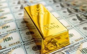 Đồng USD mạnh lên, giá vàng rời khỏi mức cao kỷ lục