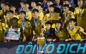 HLV U17 Việt Nam giúp đội trẻ của bầu Hiển vô địch U17 quốc gia 