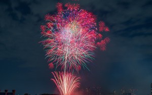 “Red x Blue Sparkle Gate” – Lễ hội pháo hoa bừng sáng trời đêm Tokyo