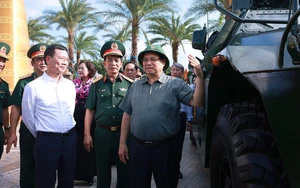 Thủ tướng làm việc với Quân uỷ Trung ương, Bộ Quốc phòng về phát triển công nghiệp quốc phòng