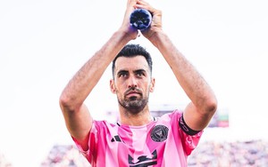 Cafe đầu tuần: Busquets đá bóng bằng cái gì?