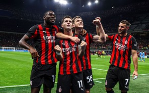 Thắng Napoli với 10 người, AC Milan chiếm ngôi đầu bảng ở Serie A