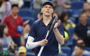 Jannik Sinner thừa nhận đang buộc phải làm một việc vì Carlos Alcaraz