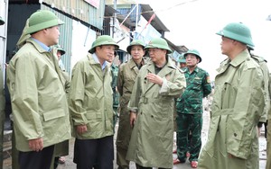 Phó Thủ tướng Trần Hồng Hà kiểm tra công tác ứng phó bão số 10 tại Nghệ An