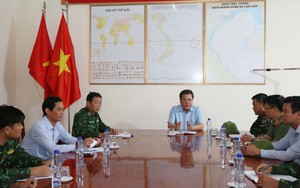 Xuyên đêm tìm kiếm 9 thuyền viên mất tích trên hai tàu cá bị chìm tại Quảng Trị