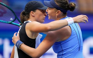 Anisimova có màn 'báo thù' ngọt ngào trước Swiatek ở tứ kết Mỹ Mở rộng 2025