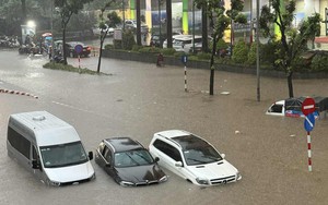 VIDEO: Người dân Hà Nội khó khăn khi di chuyển do mưa lớn gây ngập úng nhiều tuyến đường