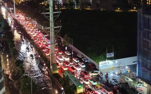 Giao thông sau trận mưa lớn kéo dài từ đêm 29/9 đến tối 30/9