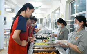 Trường đại học ở Hà Nội mở cửa căng tin, cung cấp bánh bao, mì gói cho sinh viên kẹt vì mưa dông