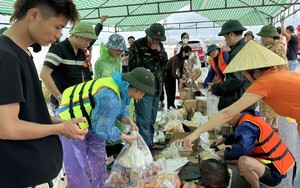 Khẩn cấp tiếp tế, cứu hộ người dân bị lũ cô lập do mưa lũ