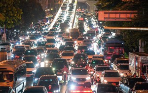 Sau ngập úng, người dân Hà Nội chật vật về nhà trong cảnh ùn tắc giao thông