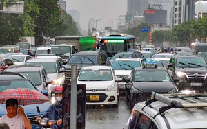 Giao thông Hà Nội tê liệt do mưa dông, nhiều tuyến phố chìm trong biển nước 