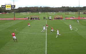 Thủ môn MU bị cầu thủ của trại hè sút tung lưới từ giữa sân