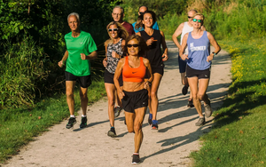 Runner 77 tuổi gây chấn động tại Sydney Marathon khi vô địch với cách biệt hơn 1 giờ