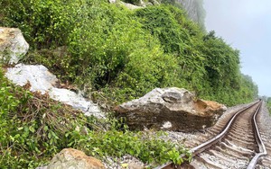  Đá lăn gây ách tắc đường sắt Bắc - Nam qua Quảng Trị