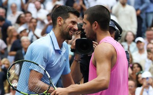 Djokovic vỗ tay tán thưởng Alcaraz sau khi thất bại 'toàn tập' ở bán kết US Open 2025